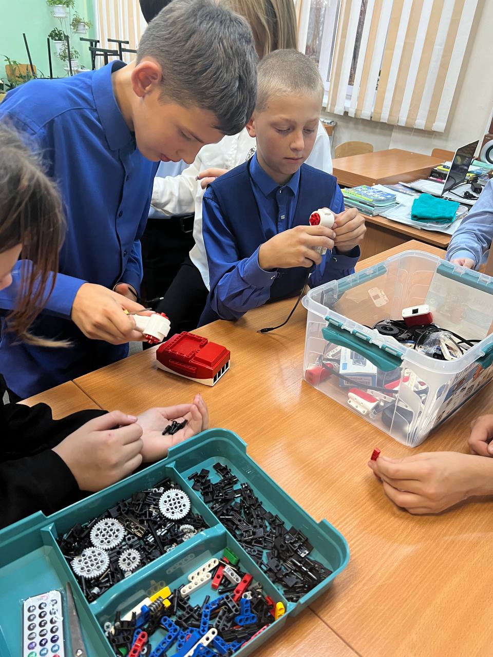 Собираем роботов.